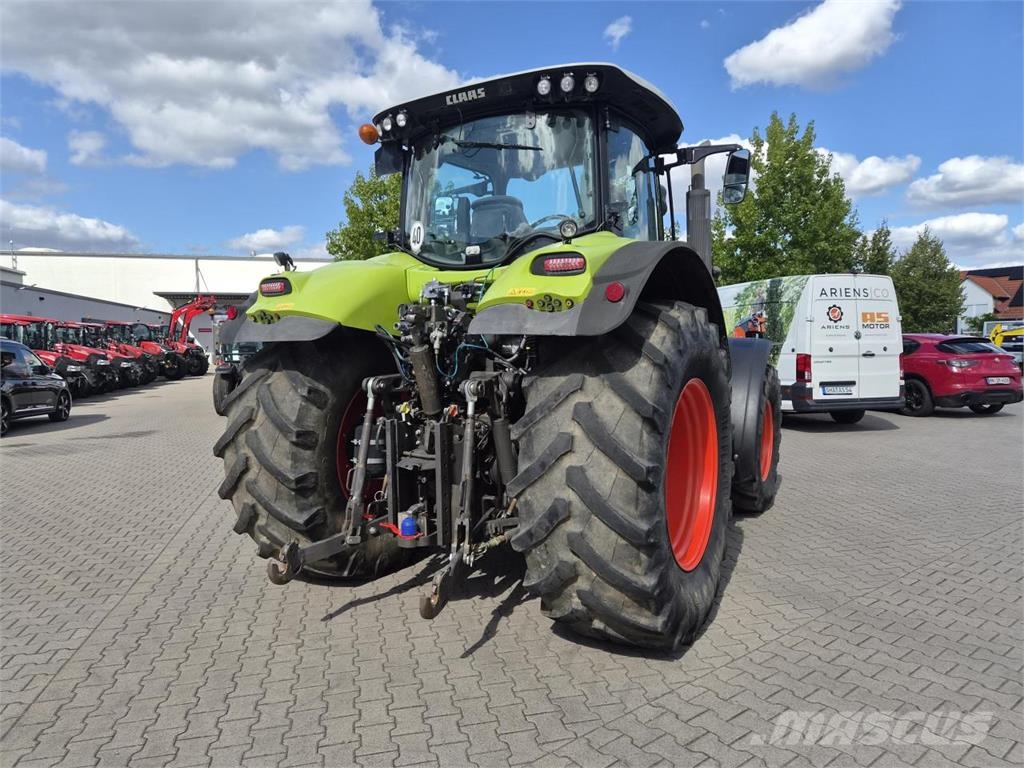 CLAAS AXION 810 Tracteur