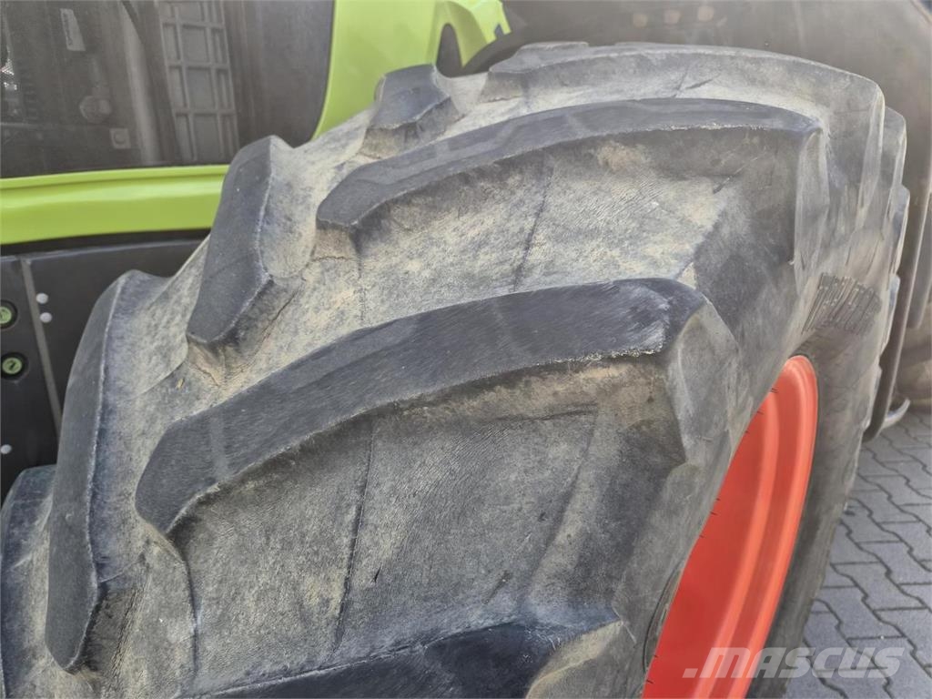 CLAAS AXION 810 Tracteur