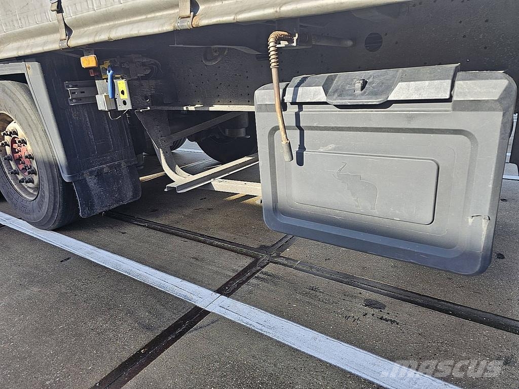 Schmitz Cargobull SCB*S3T 3 AXLES SLIDING ROOF MOT 2/27 Tents puspiekabes