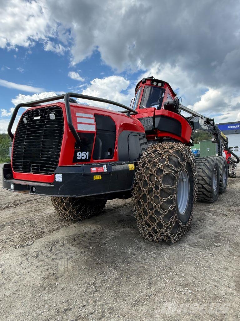 Komatsu 951 Харвестери