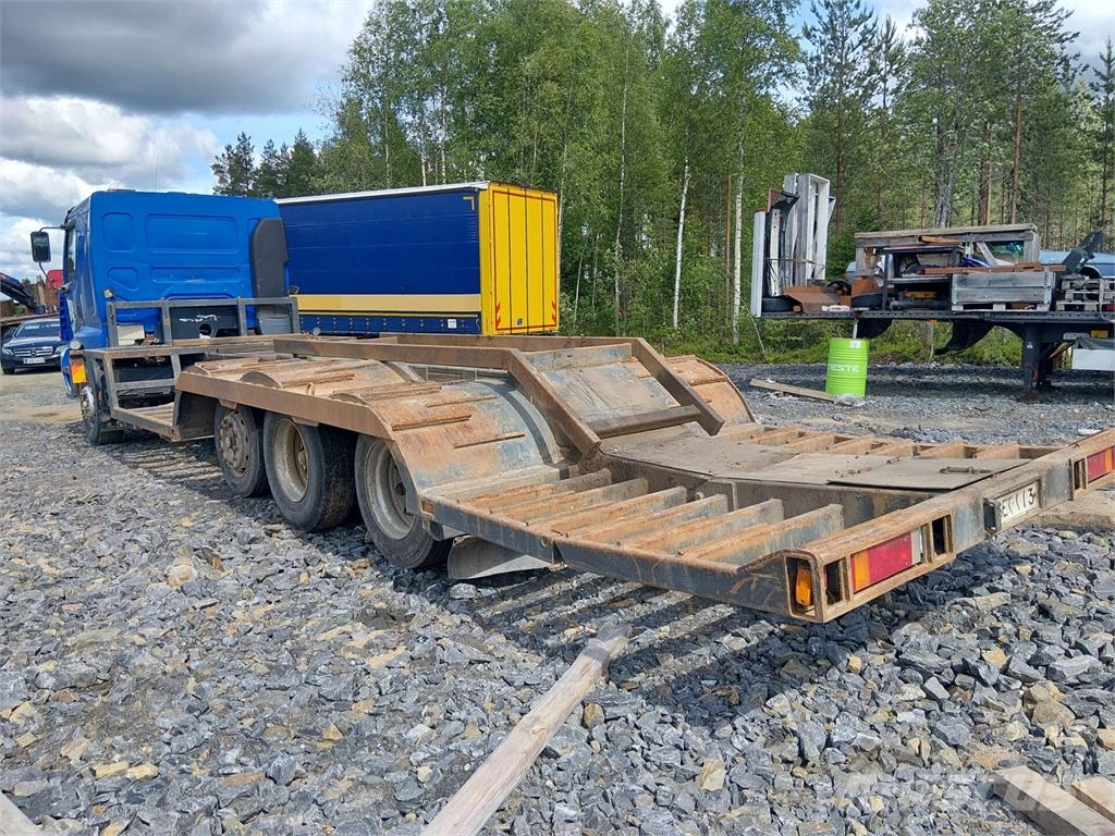 Sisu E11 Camion per il trasporto di macchine forestali