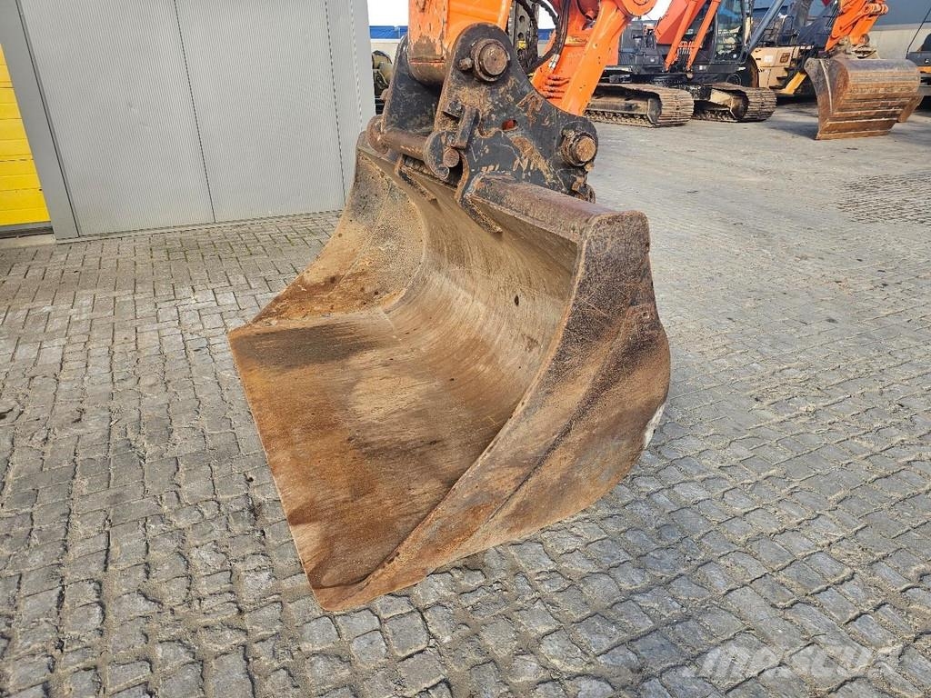 Hitachi ZX250LC-6 Gravemaskiner på larvebånd