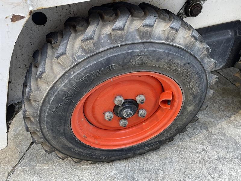 Bobcat S 70 لوادر انزلاقية التوجيه