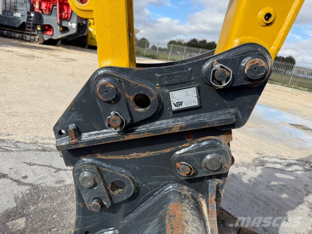 Komatsu PW 138 MR-11 Lastik tekerli ekskavatörler