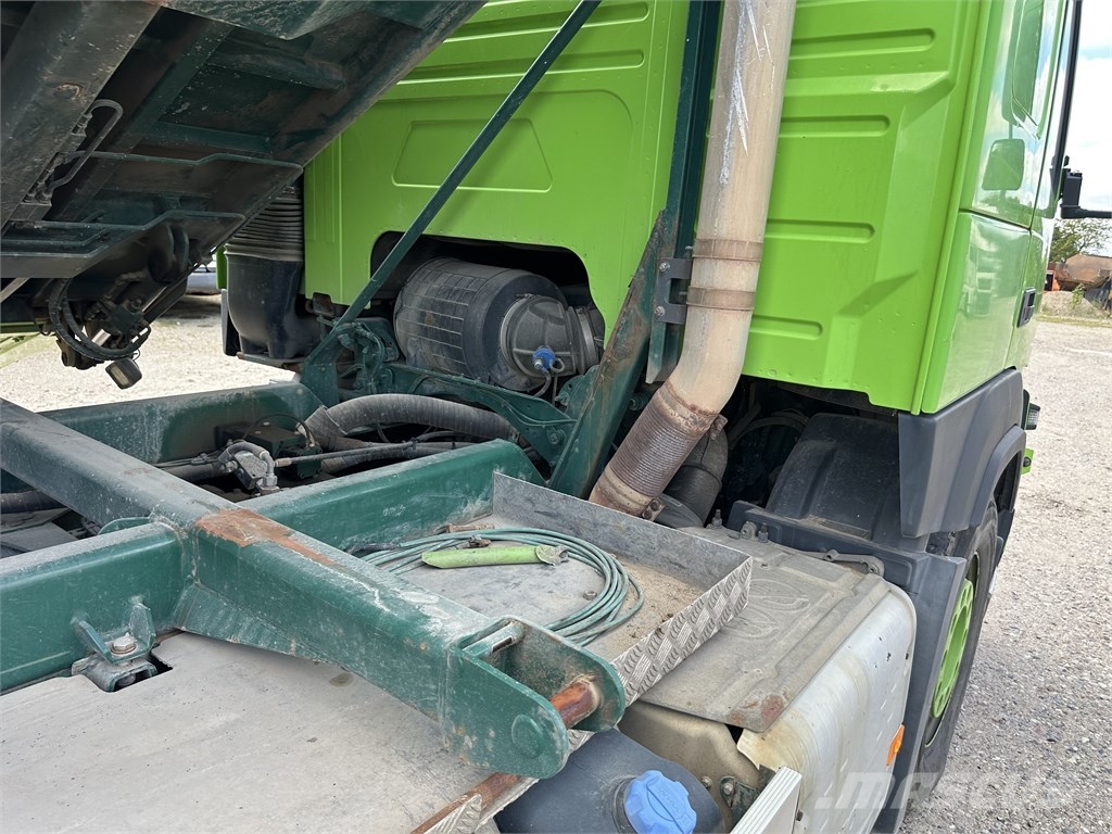Volvo FMX 540 8x4 Tip + HMF 3220-K6 Camiones grúa