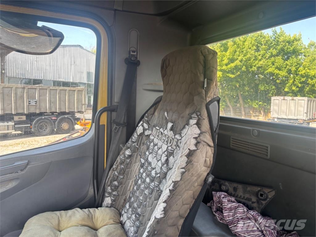 Mercedes-Benz AXOR 2640 6X4 شاحنات بمقصورة وهيكل