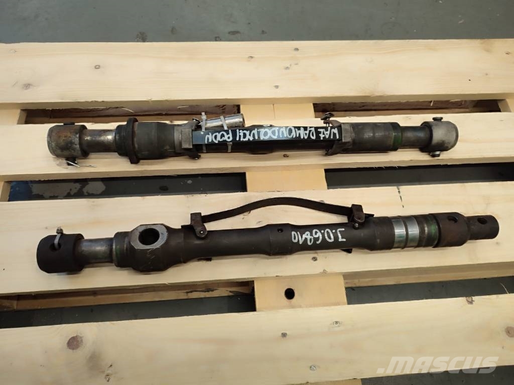 John Deere 6155 R rear linkage arm shaft Бони і ковші