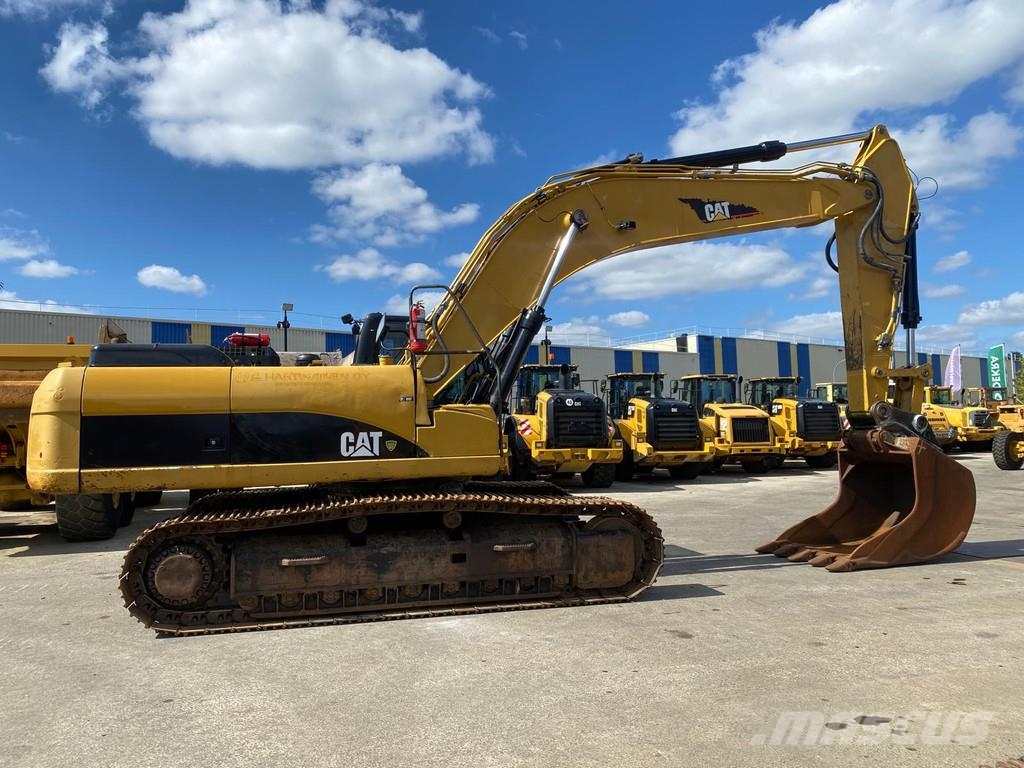 CAT 330 D . حفارات زحافة