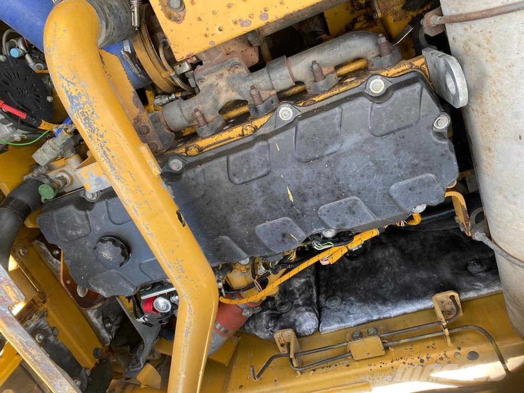 CAT 330 D . حفارات زحافة