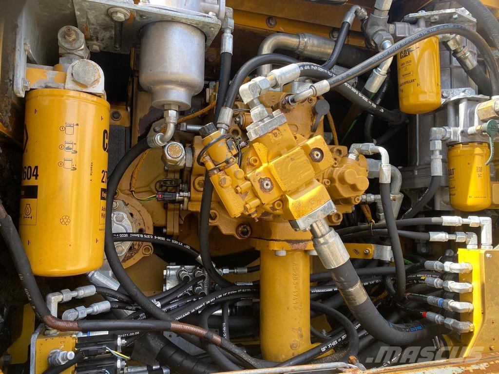 CAT 330 D . حفارات زحافة