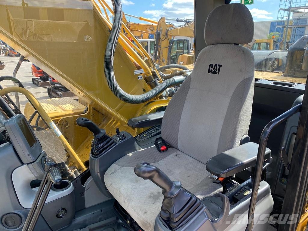 CAT 330 D . حفارات زحافة