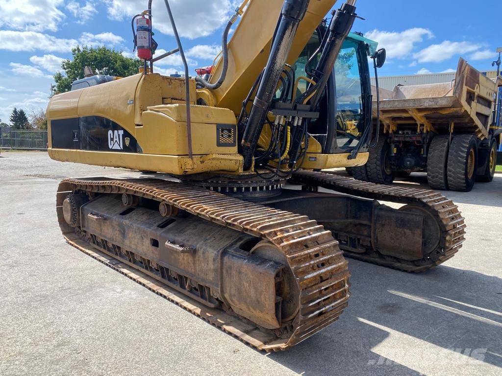 CAT 330 D . حفارات زحافة