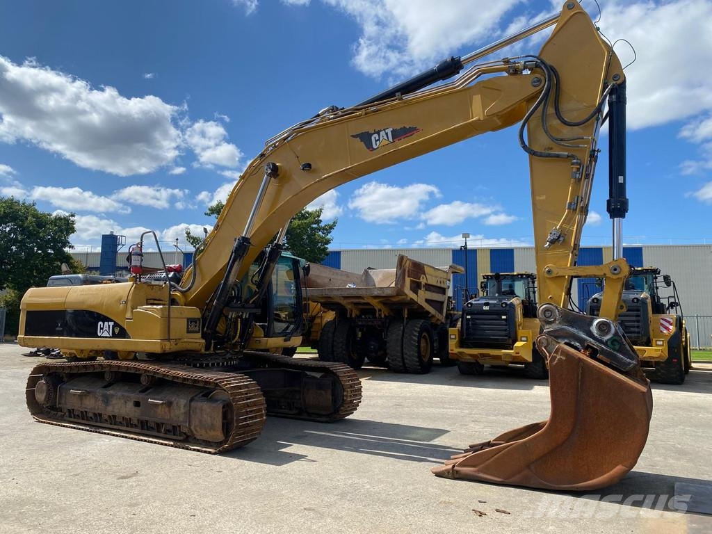 CAT 330 D . حفارات زحافة