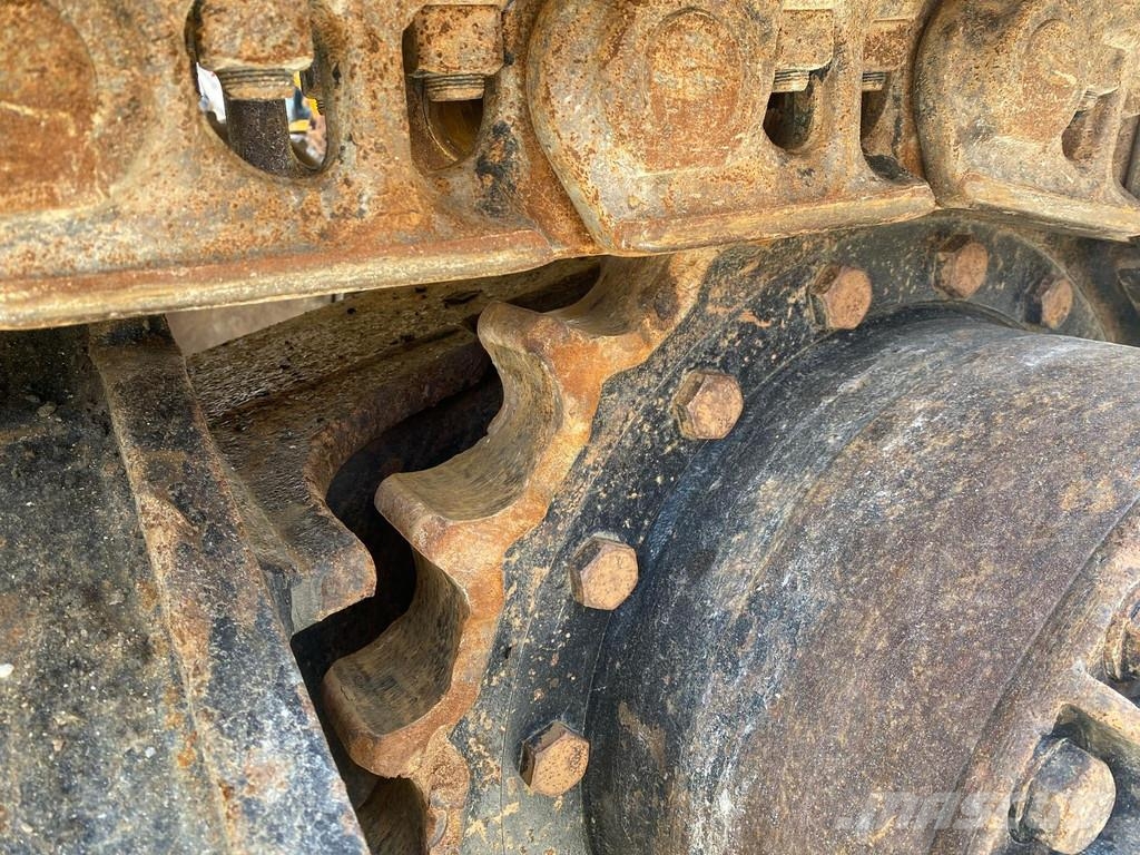 CAT 330 D . حفارات زحافة
