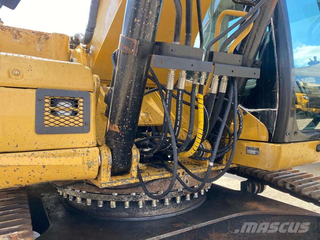 CAT 330 D . حفارات زحافة