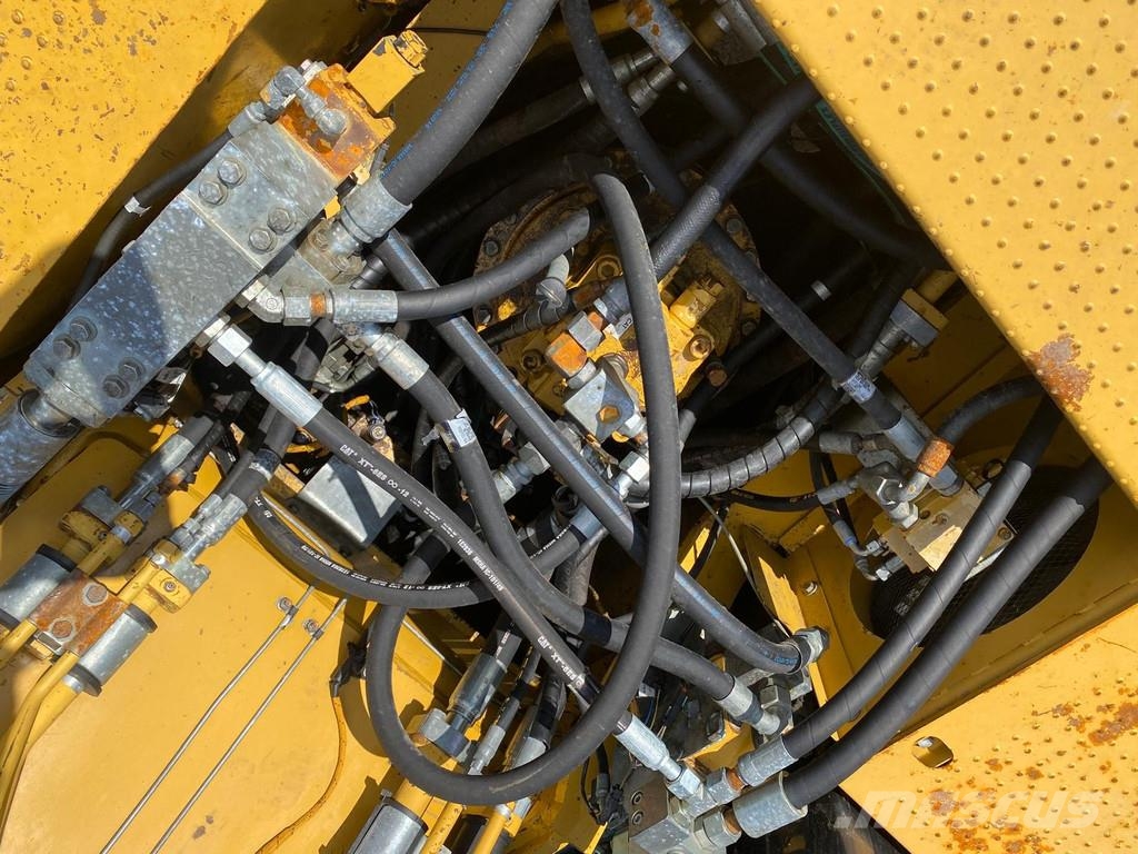 CAT 330 D . حفارات زحافة
