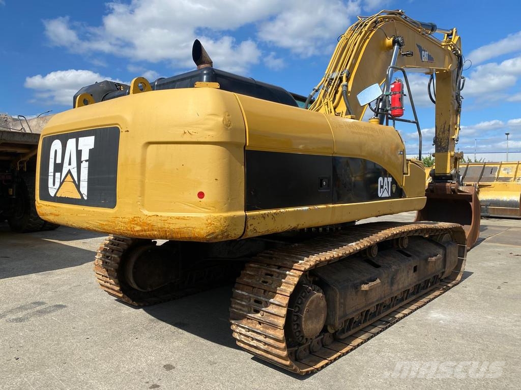 CAT 330 D . حفارات زحافة