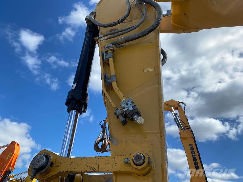 CAT 330 D . حفارات زحافة