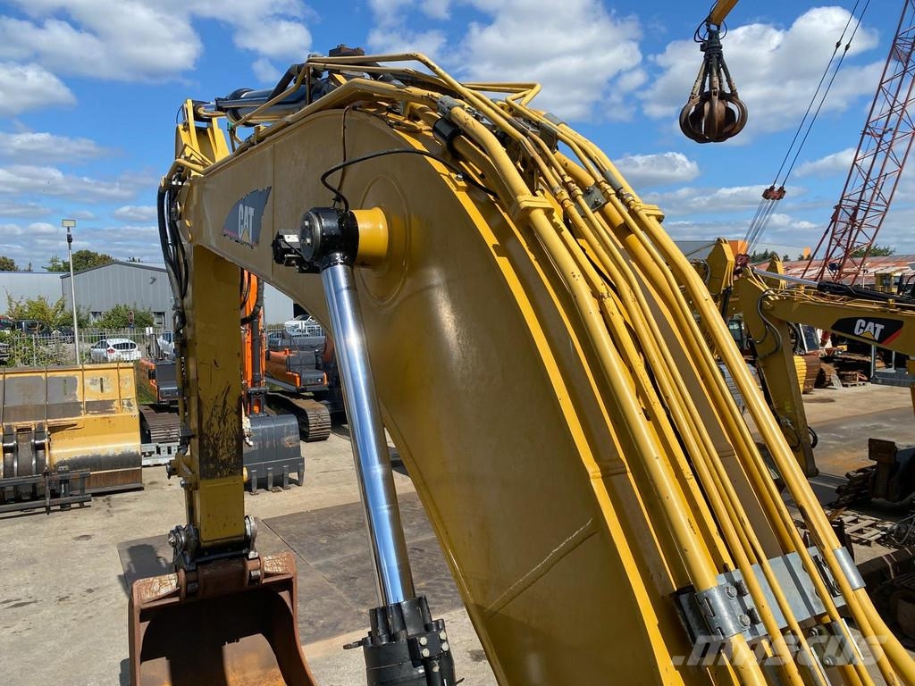 CAT 330 D . حفارات زحافة