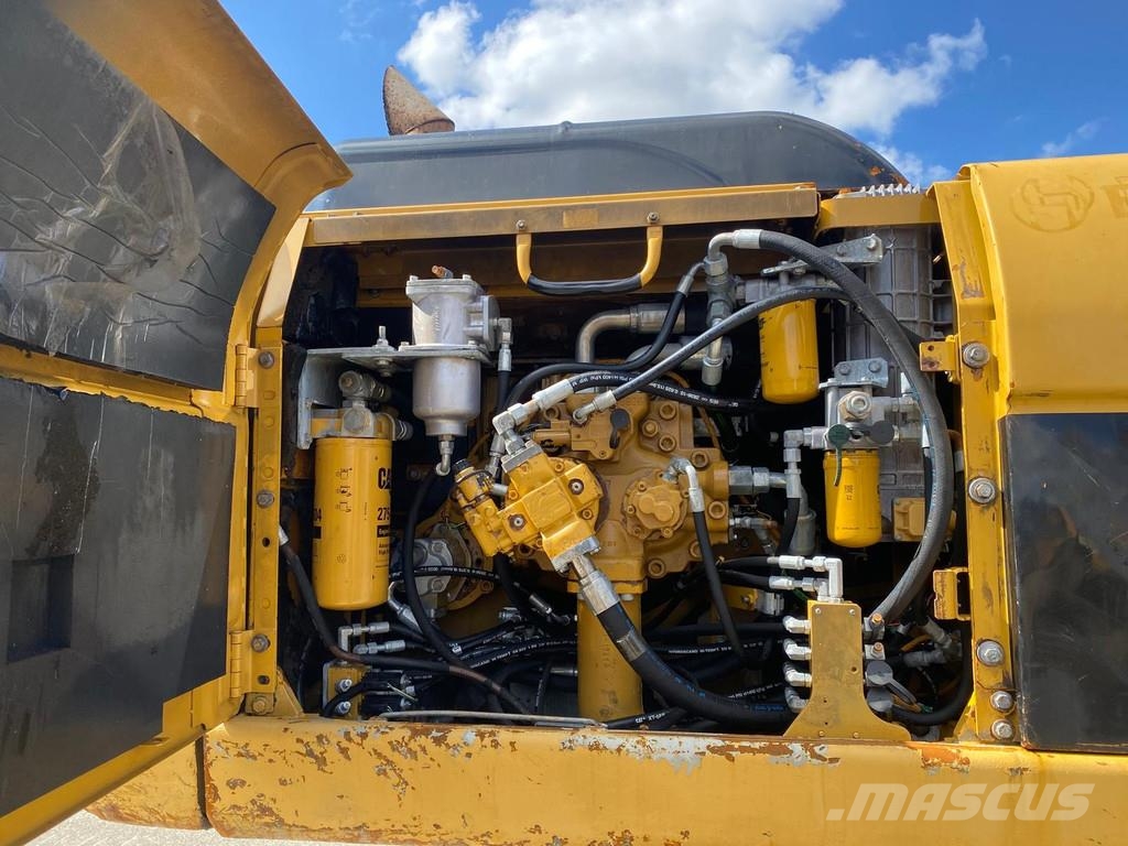 CAT 330 D . حفارات زحافة