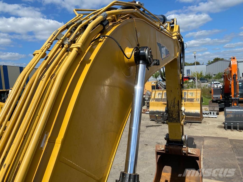 CAT 330 D . حفارات زحافة