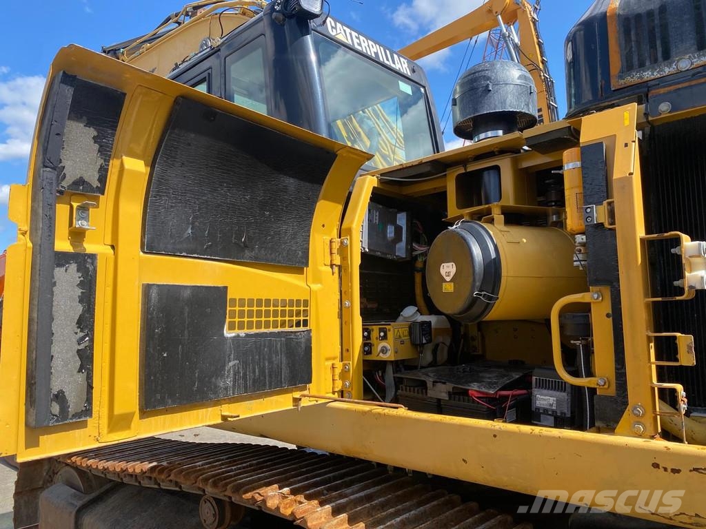 CAT 330 D . حفارات زحافة