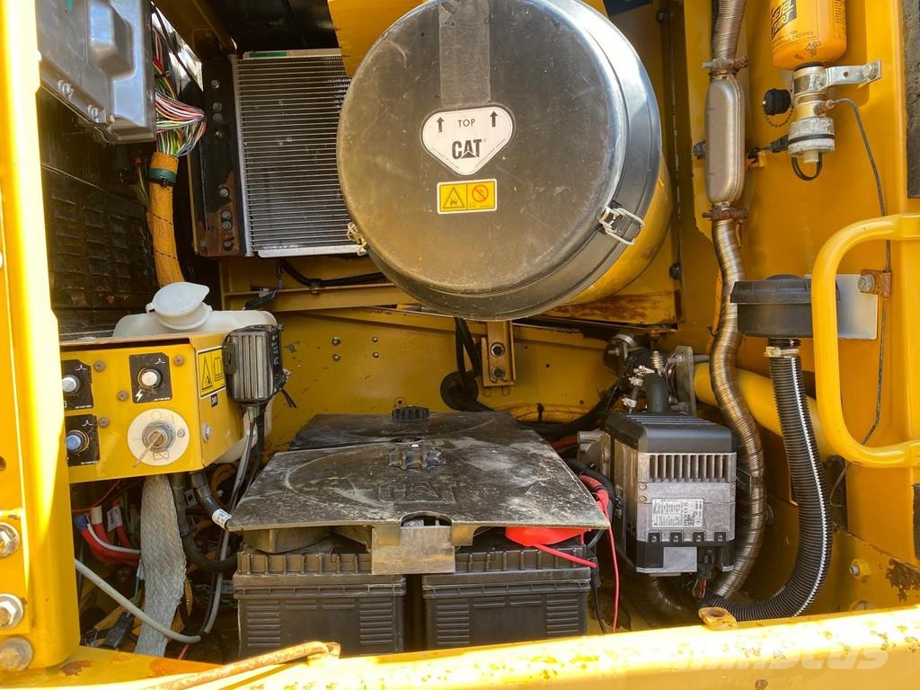 CAT 330 D . حفارات زحافة