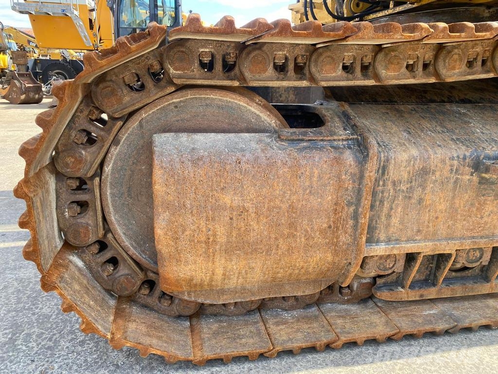 CAT 330 D . حفارات زحافة
