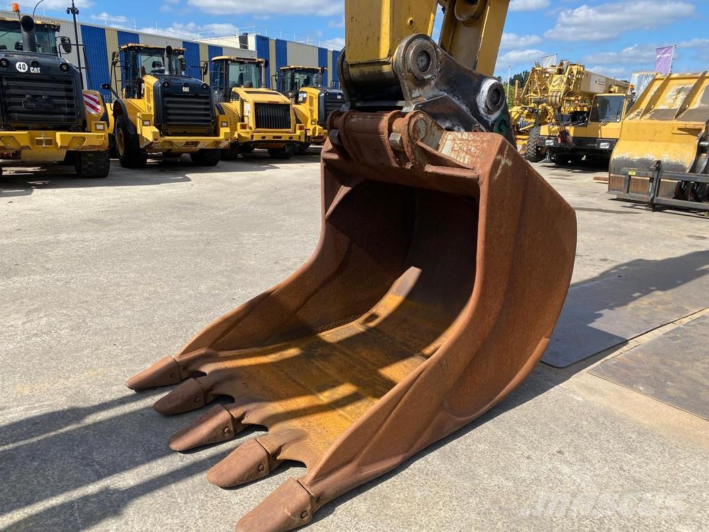 CAT 330 D . حفارات زحافة
