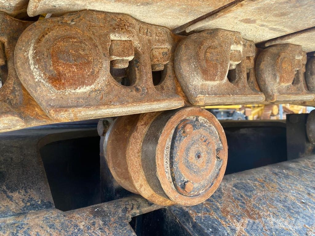 CAT 330 D . حفارات زحافة