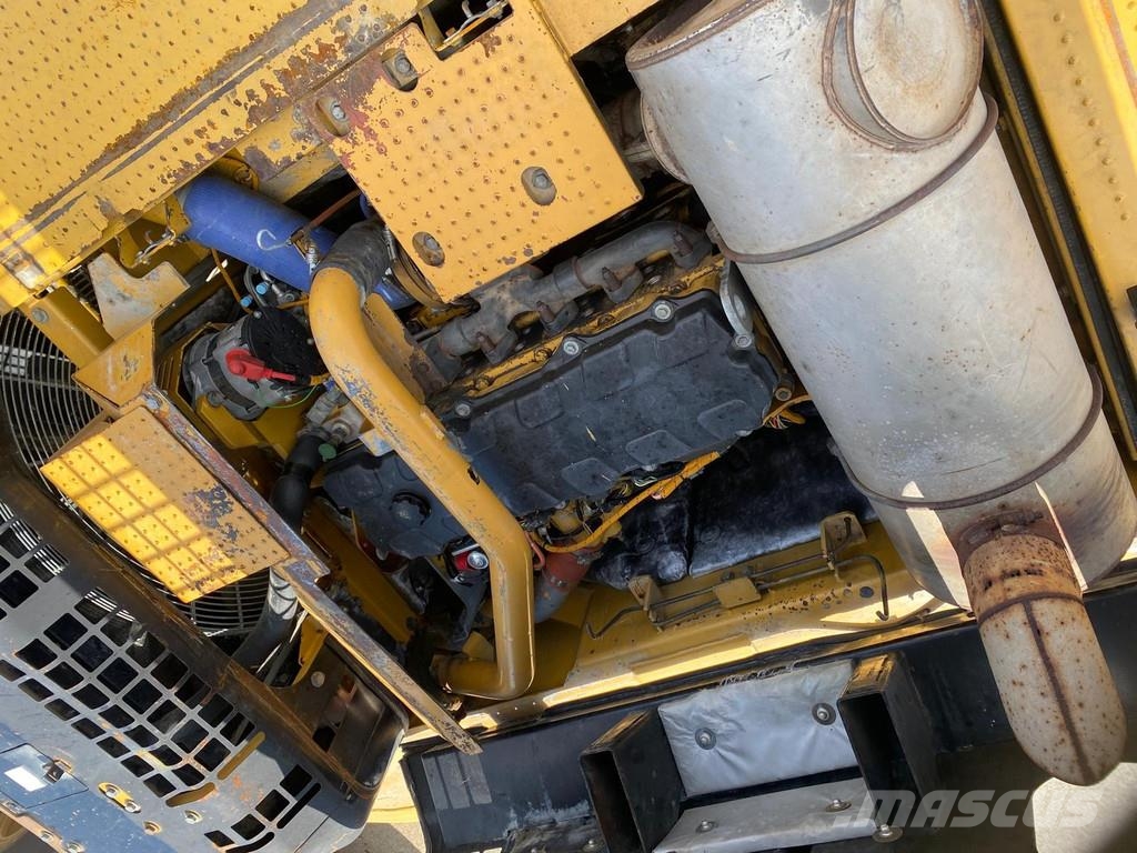 CAT 330 D . حفارات زحافة