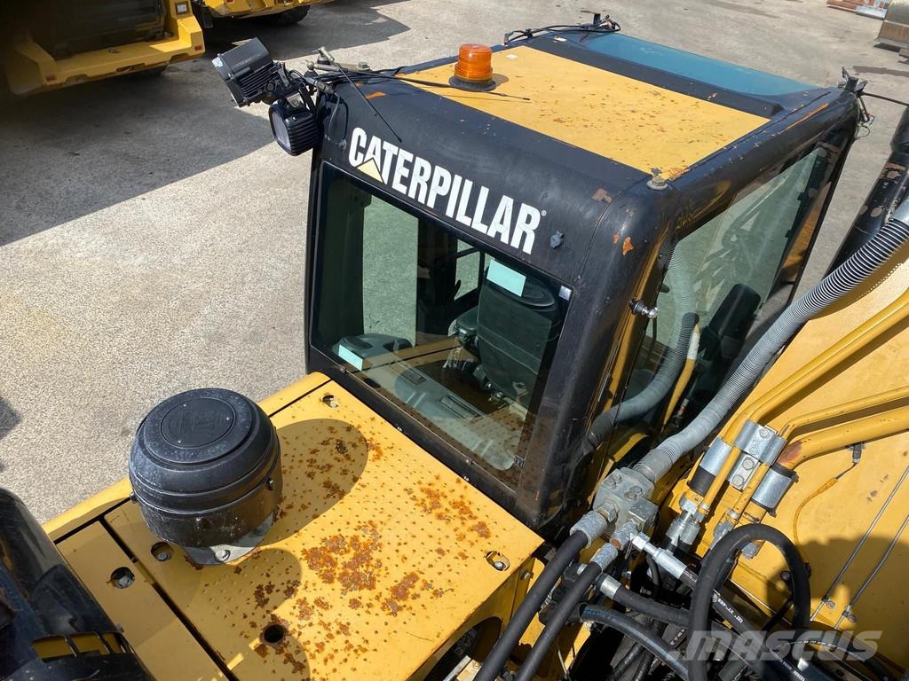 CAT 330 D . حفارات زحافة