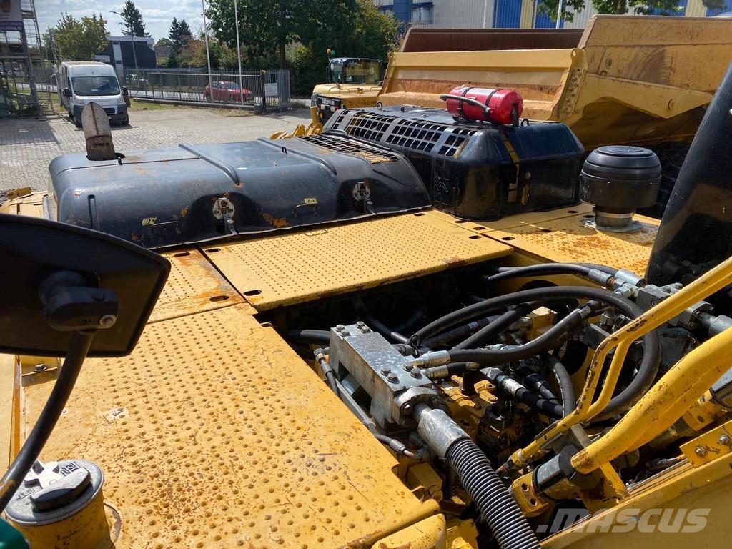 CAT 330 D . حفارات زحافة