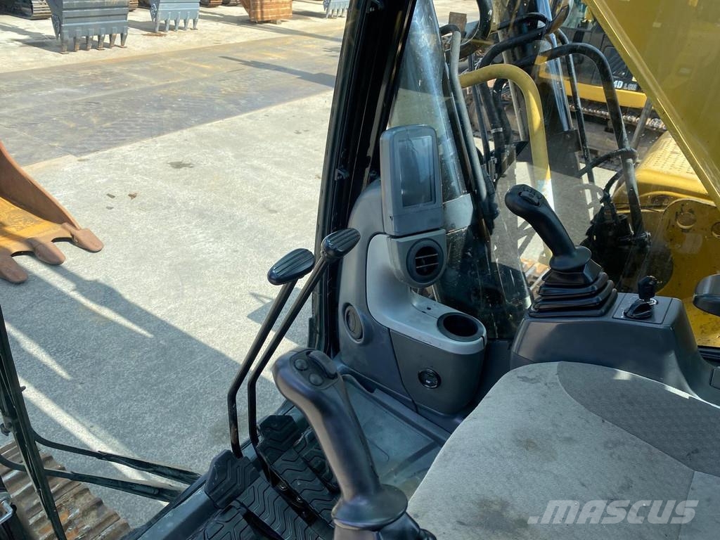 CAT 330 D . حفارات زحافة