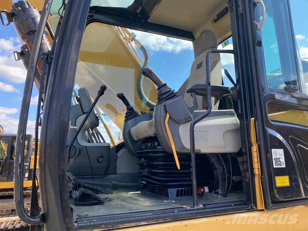 CAT 330 D . حفارات زحافة
