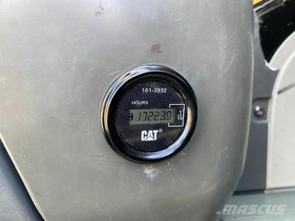 CAT 330 D . حفارات زحافة