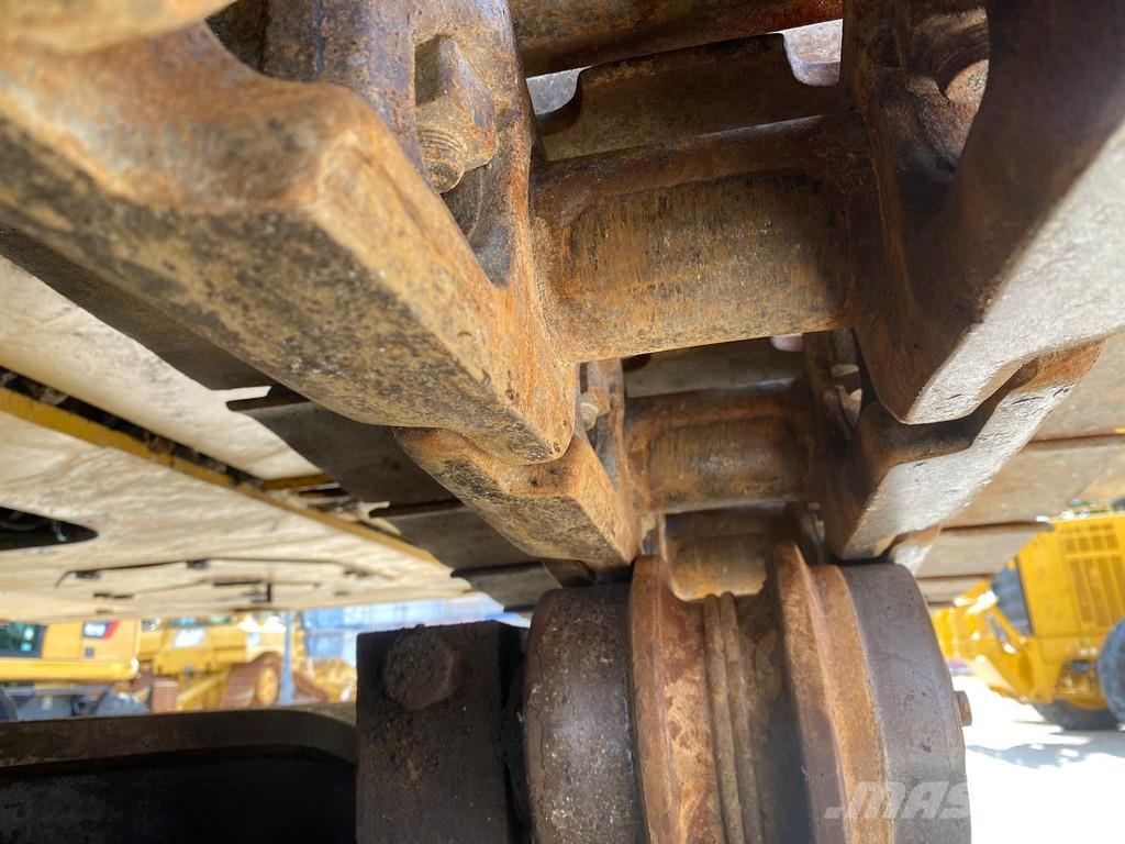 CAT 330 D . حفارات زحافة