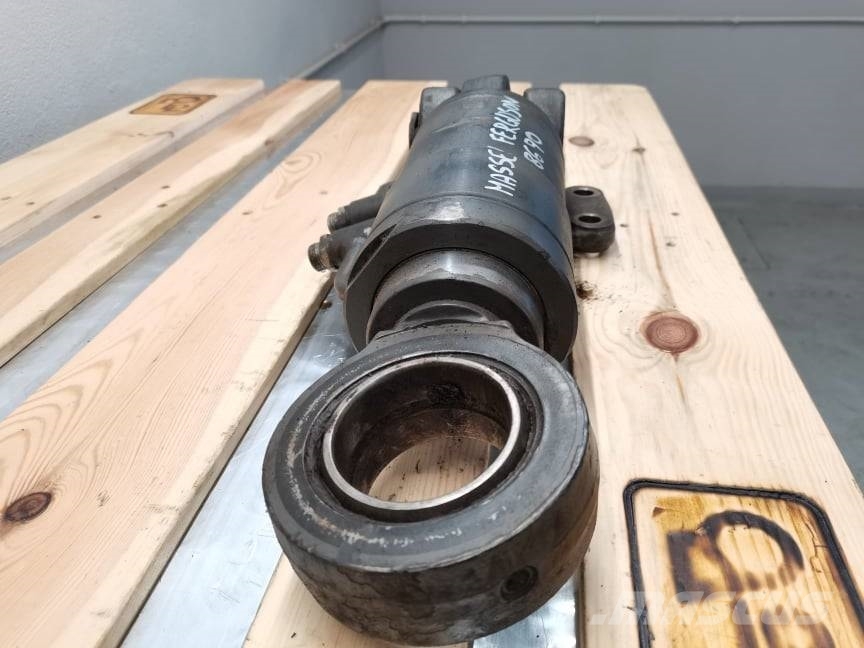 Massey Ferguson 8670  Axle suspension cylinder Chasís