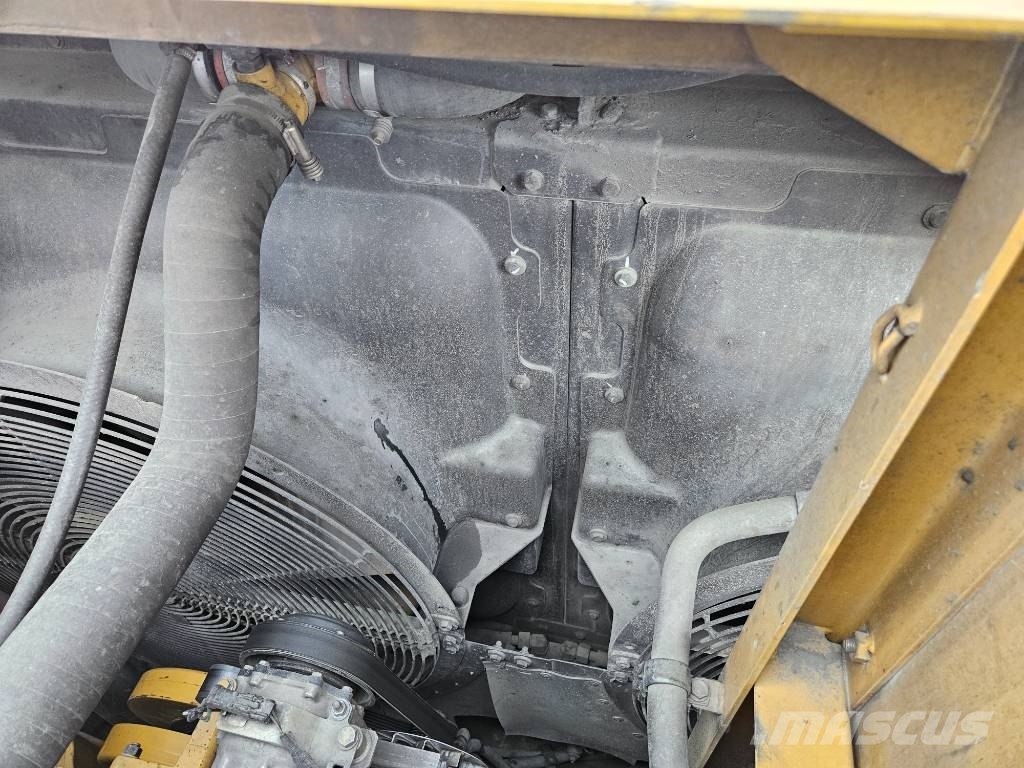 CAT 390 F حفارات زحافة