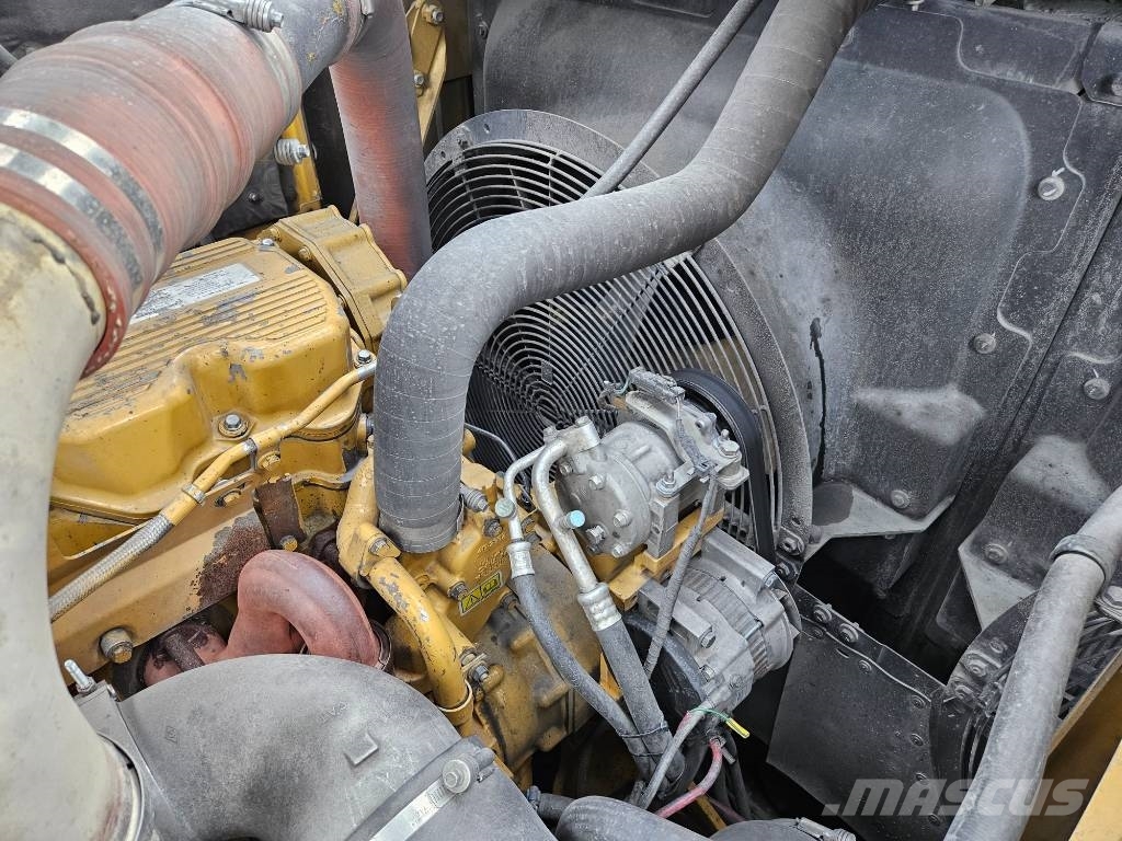 CAT 390 F حفارات زحافة