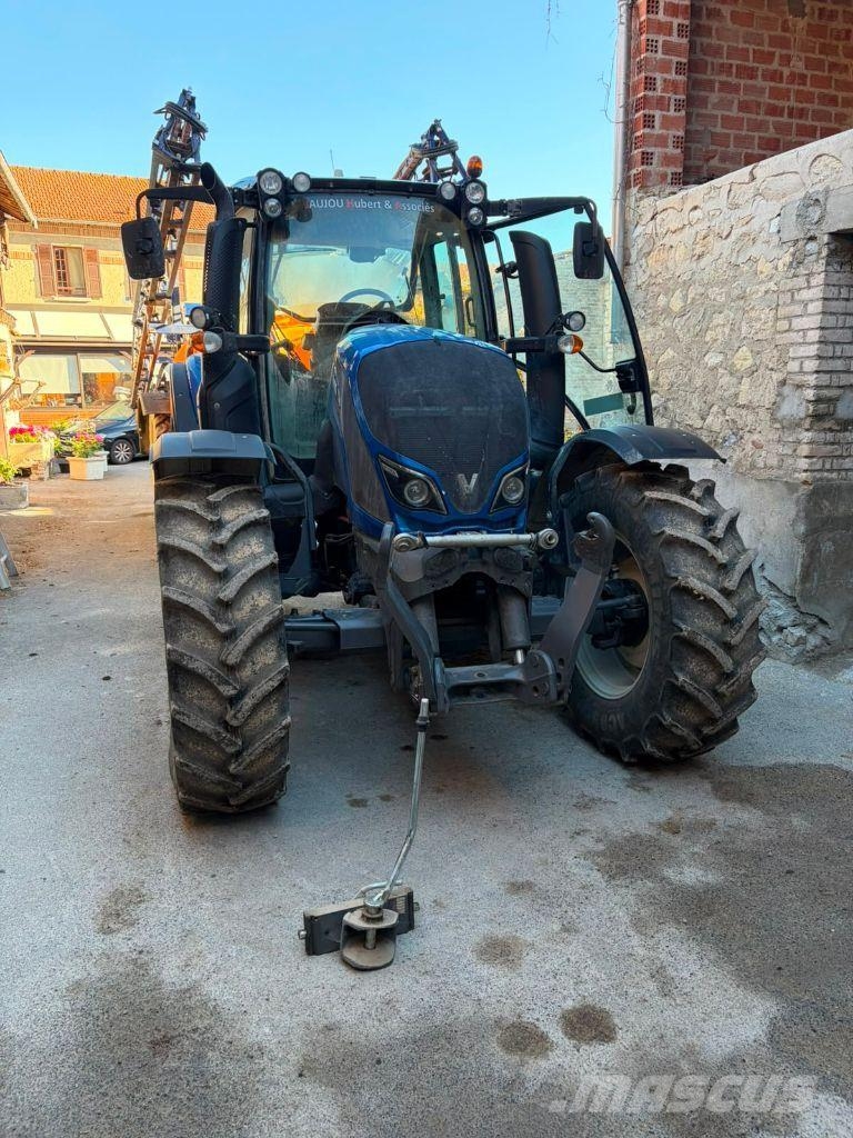 Valtra N114 Tractoare