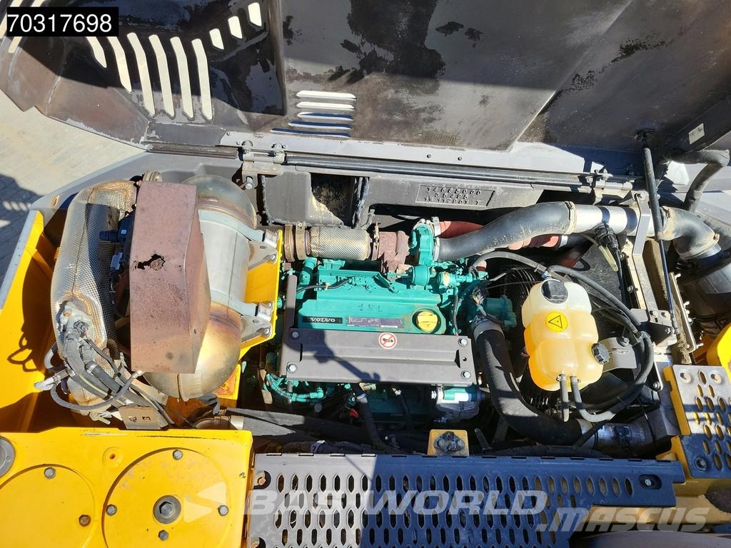 Volvo EWR150 E Outriggers + Blade Wheeled excavators