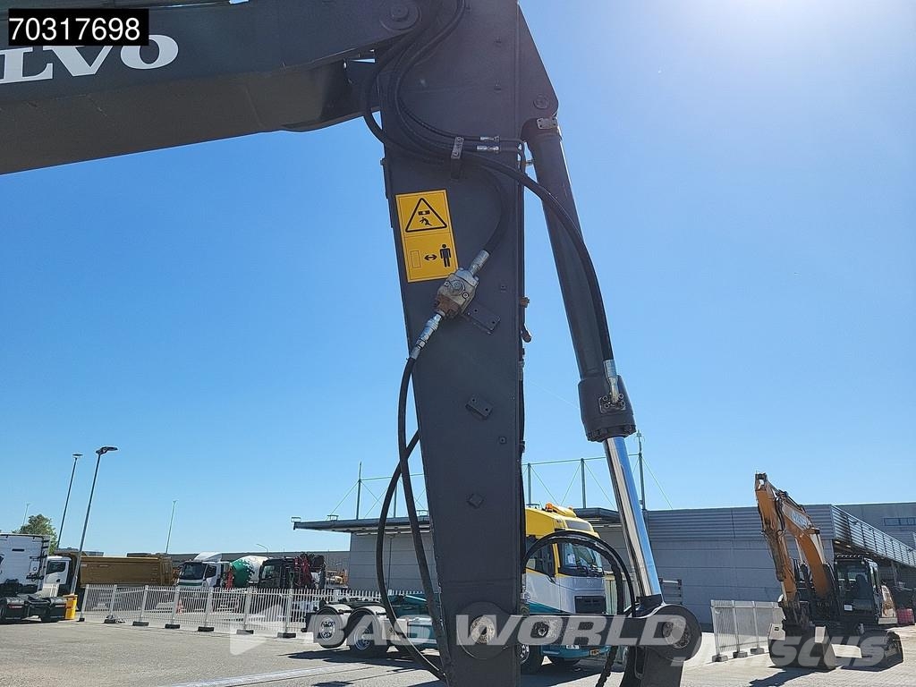 Volvo EWR150 E Outriggers + Blade Wheeled excavators