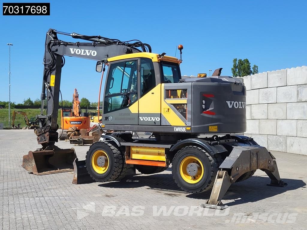 Volvo EWR150 E Outriggers + Blade Wheeled excavators