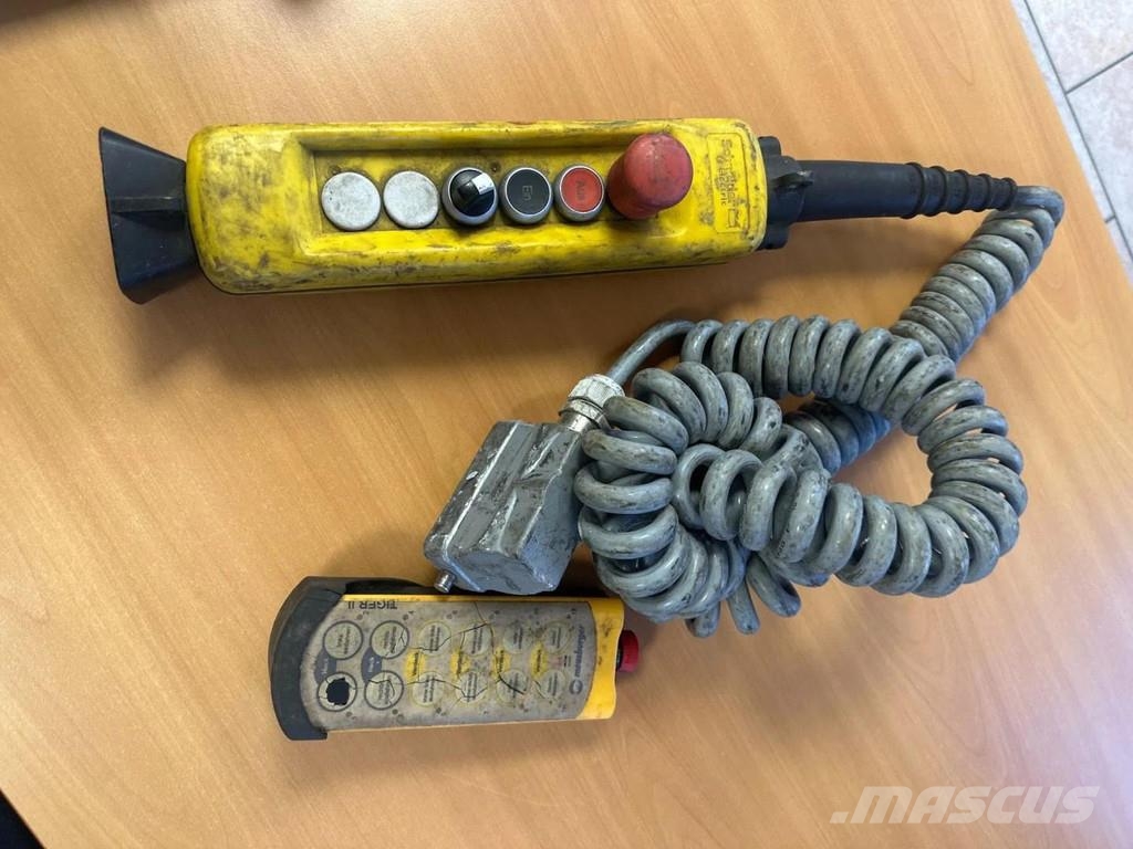 Meusburger 4 AXLE STEERING - DOUBLE EXTENDABLE UP TO 28 M - E نصف مقطورة مسطحة منخفضة