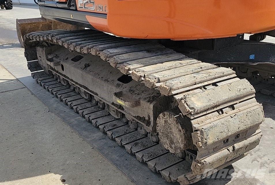 Hitachi ZX225USLC-7 Kāpurķēžu ekskavatori