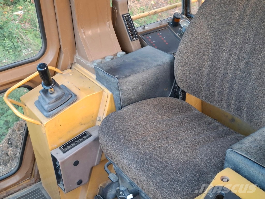 CAT 973 Lánctalpas homlokrakodók