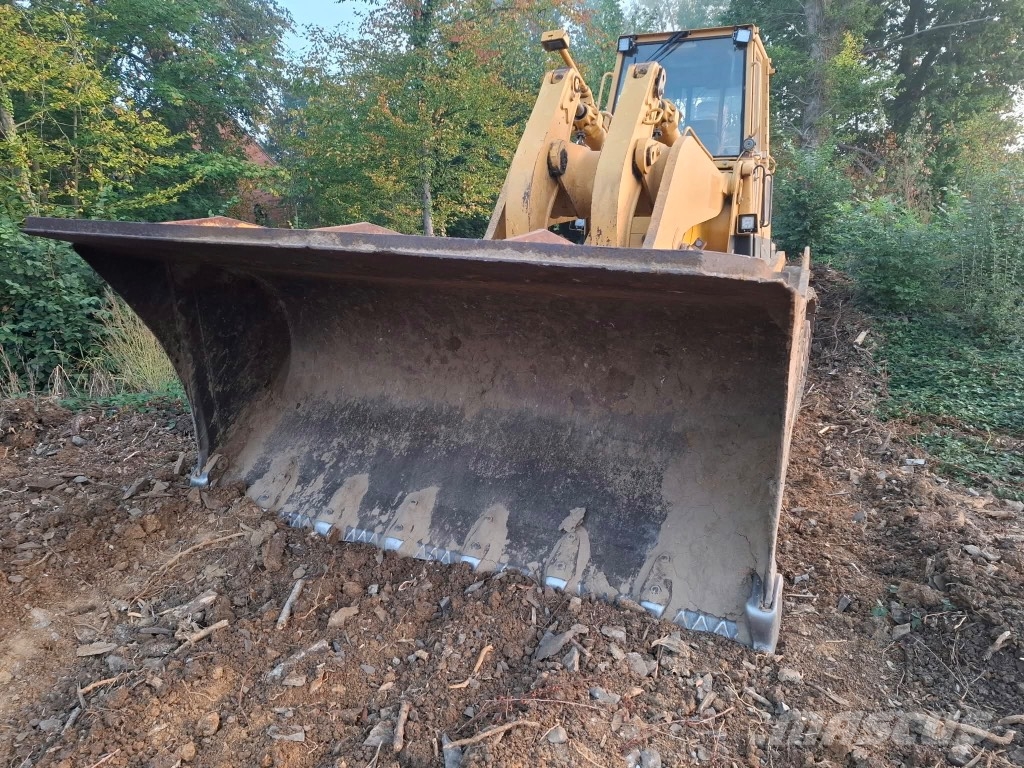 CAT 973 Lánctalpas homlokrakodók
