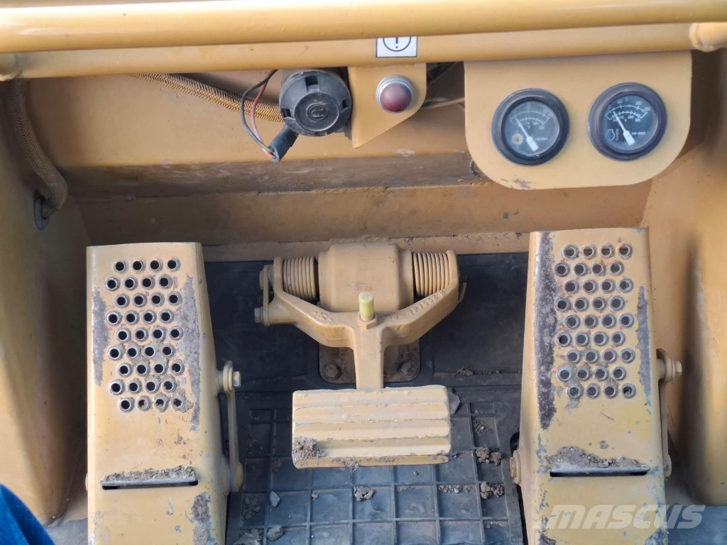 CAT 973 Lánctalpas homlokrakodók