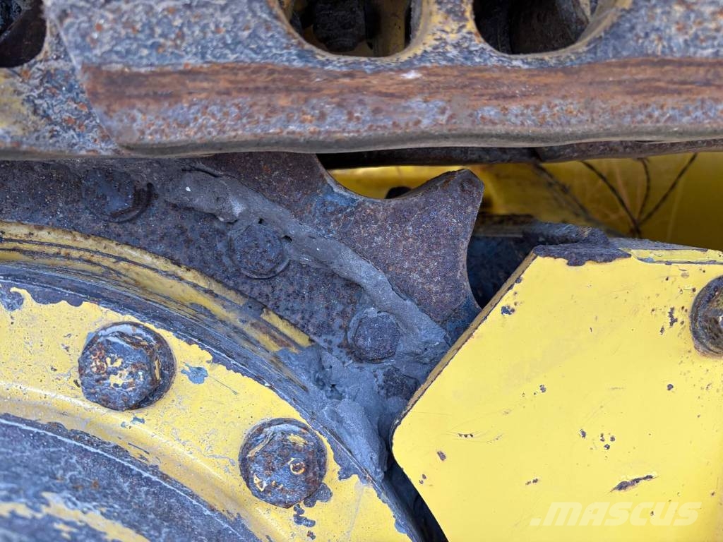 Komatsu D39PX-24 Buldozer sobre oruga